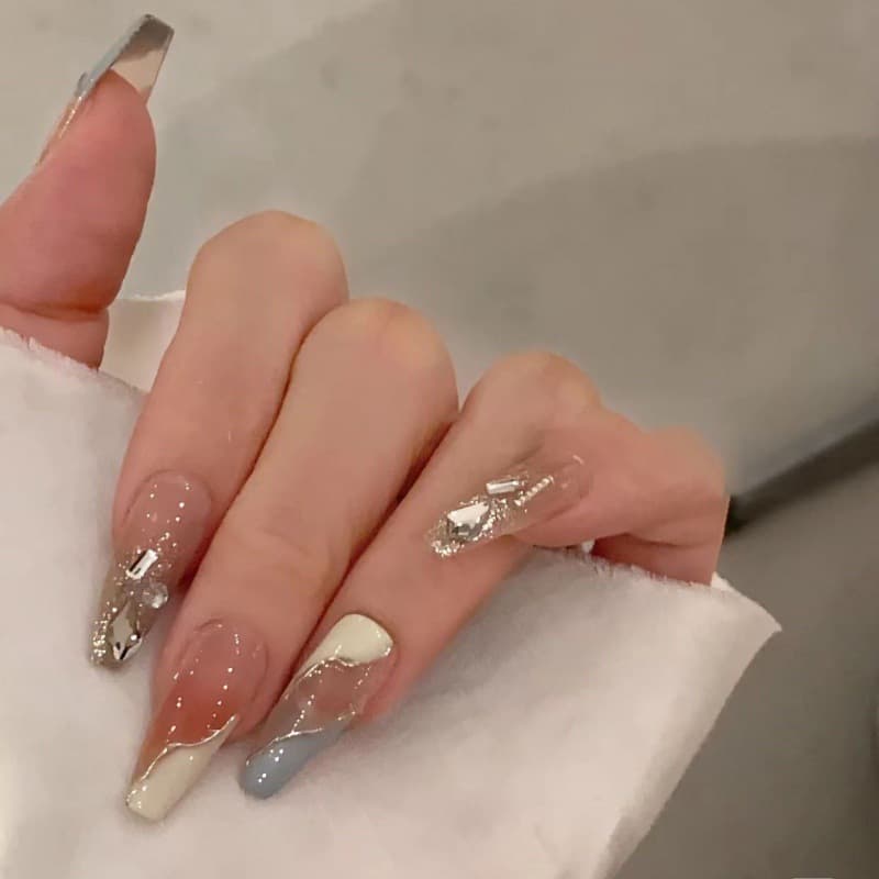 Faux ongles à porter réutilisables faits main photothérapie bleu lait pur