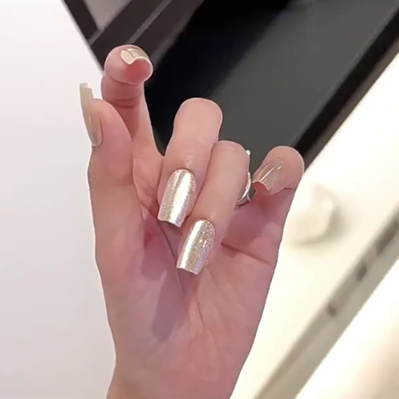 Faux ongles pour femme camée marron blanc effet œil de chat clair de lune