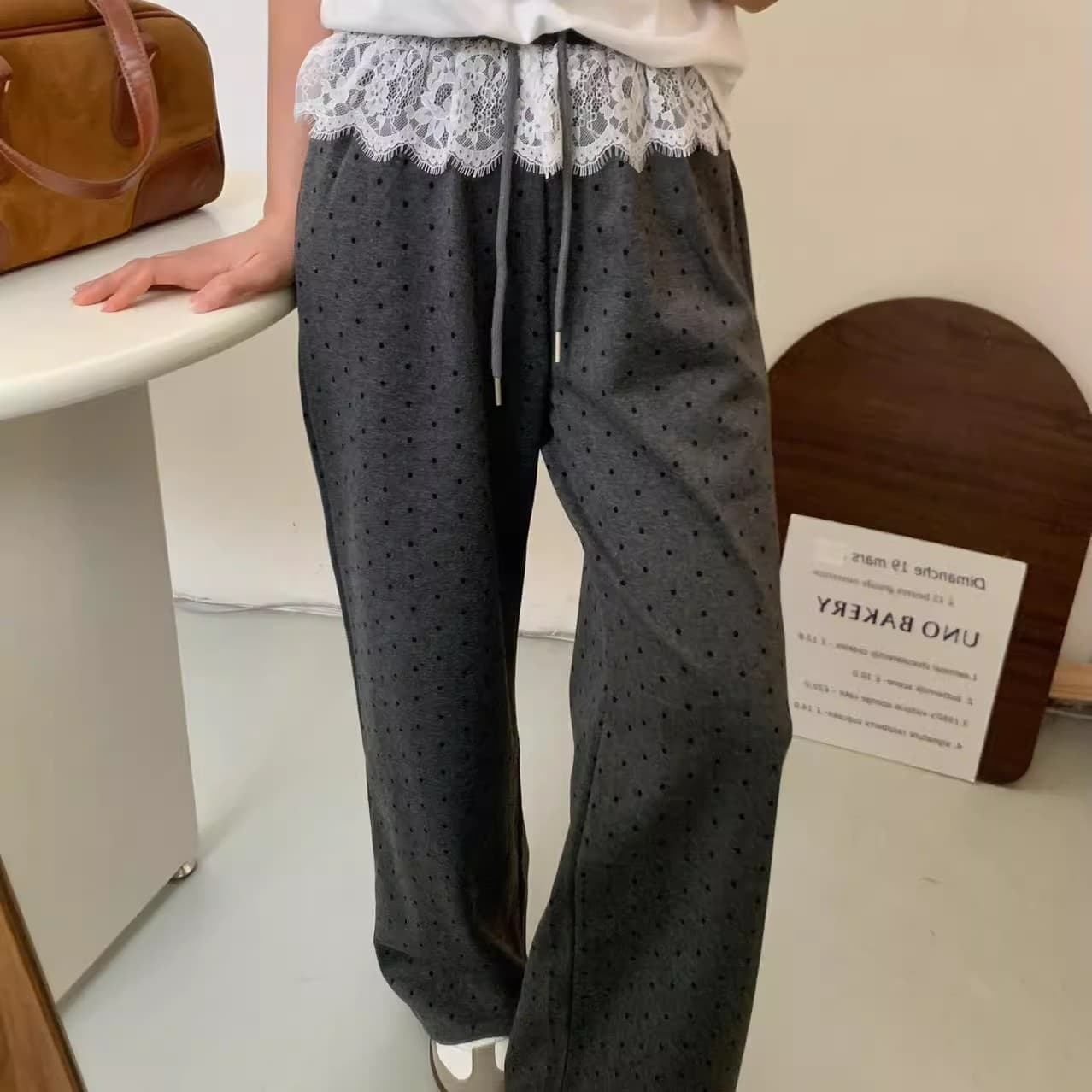 Pantalon décontracté chic à jambe droite avec taille en dentelle et motif à pois qui ajoute une touche de douceur et un charme juvénile